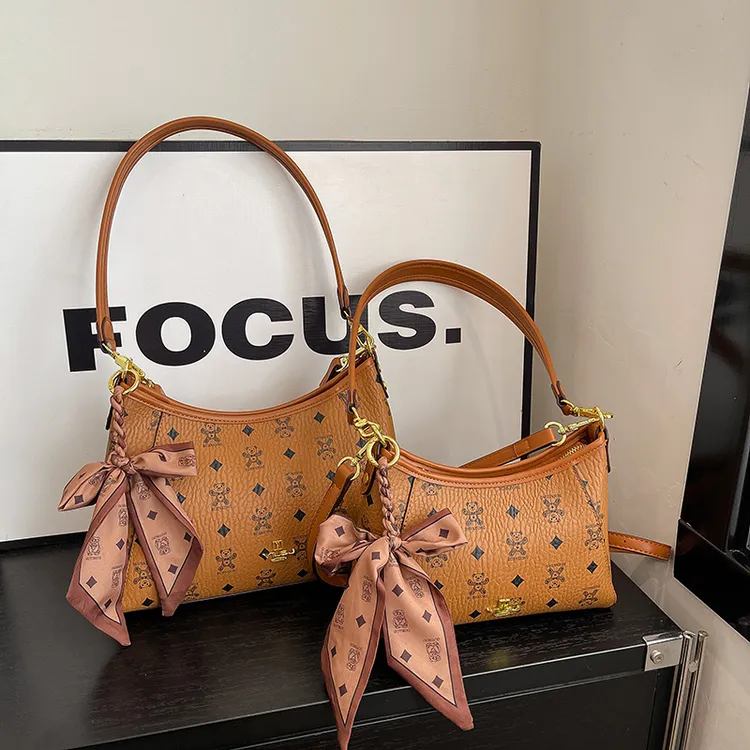 2026早春新款小熊轻奢休闲时尚百搭经典托特包单肩斜挎腋下女包