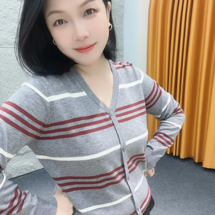 5637/5638秋冬季超有高级感的一款拼色上衣轻职风V领条纹毛针织衫