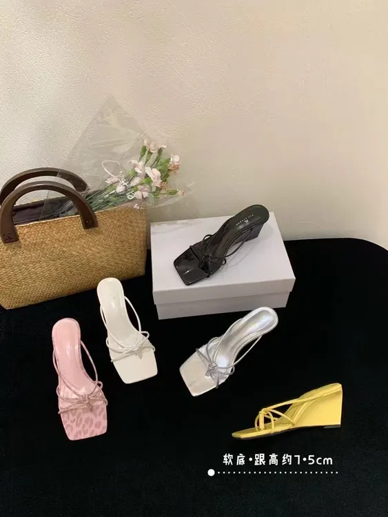 露趾坡跟夹脚人字拖鞋女鞋子外穿2025夏季高跟法式凉拖豹纹法凉鞋