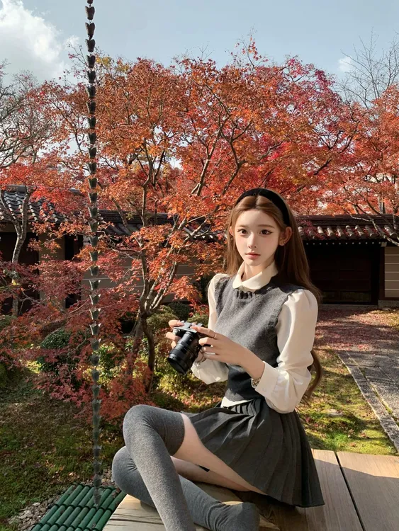 【校花指南】秋冬纯欲风深灰针织背心+元宝领白衬衫+灰色百褶裙套装