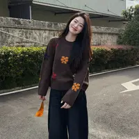 今婷秋季时尚百搭小众休闲宽松圆领花朵刺绣毛针织衫-J25318304