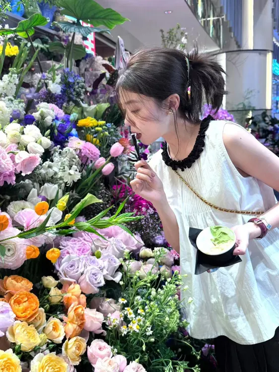 2025早春新款温柔风减龄撞色圆领木耳边背心衬衫上衣女百搭半身裙