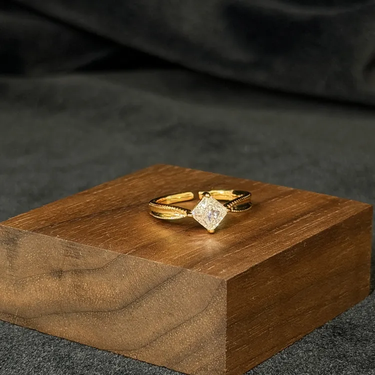 925银锆石戒指 S925银镀真金菱形方钻简约开口戒指