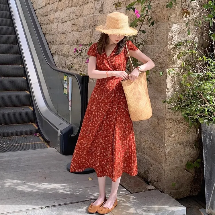 法式复古气质V领红色碎花连衣裙女2026夏季系带收腰显瘦中长裙ins