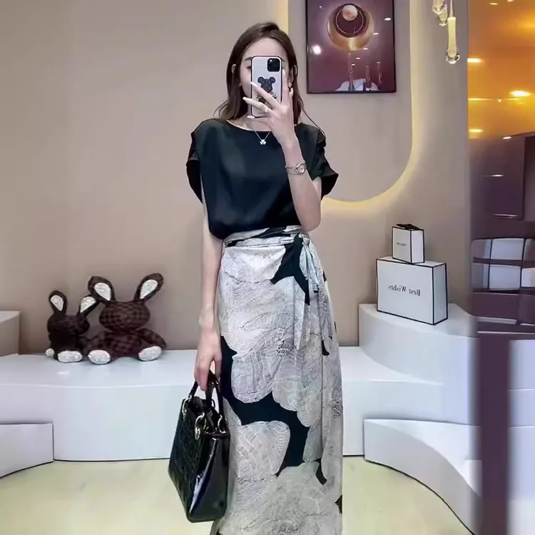 B2025夏新款设计感拼接法式一片式印花绑带半身裙T恤上衣两件套装