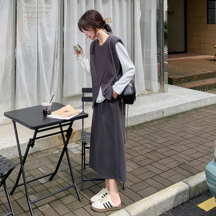 早秋极简叠穿松弛感套装女2025新款灰色上衣无袖马甲半身裙三件套