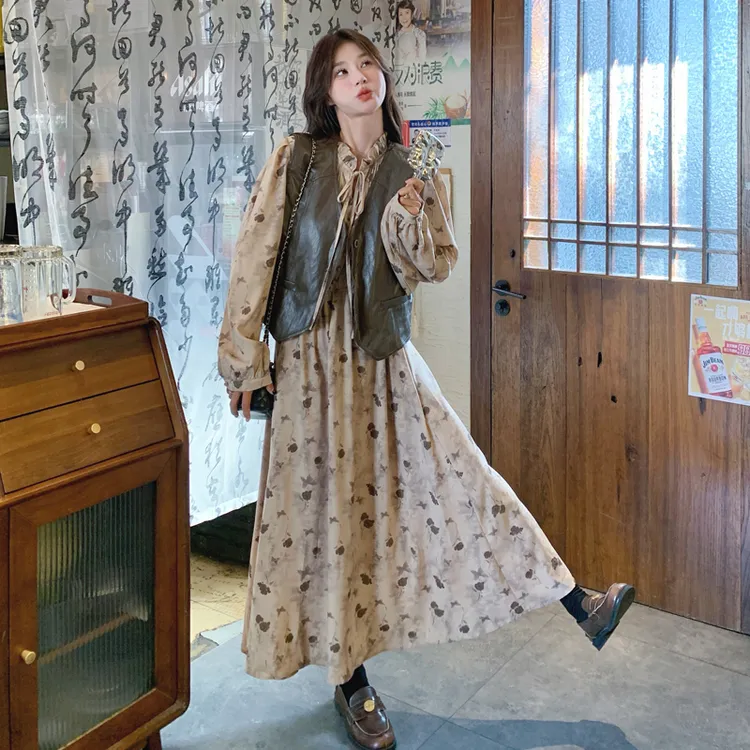 复古老钱风早秋流行穿搭套装女2025新款爆款皮衣马甲碎花裙两件套