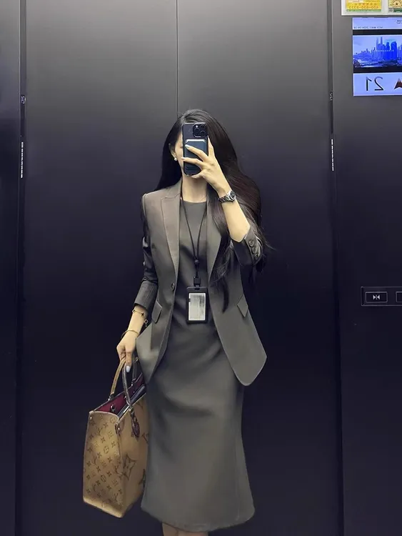 大码女装灰色西装套装裙女胖mm职业穿搭韩版时尚西服连衣裙两件套