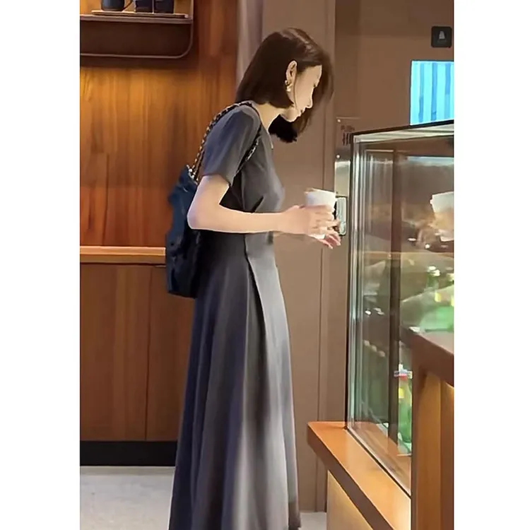2025年夏季新款休闲高级感气质显瘦小个子赫本风灰色连衣裙女装