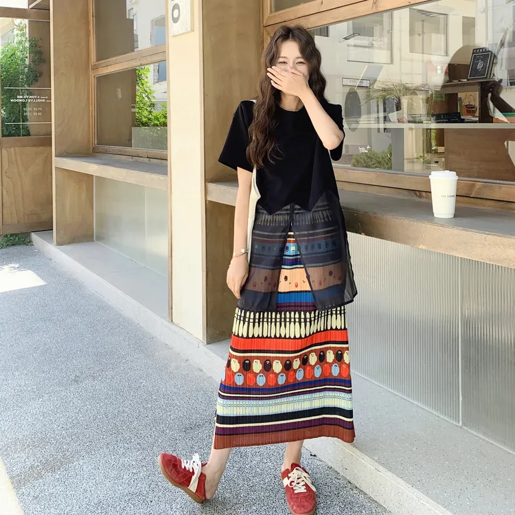 慵懒松弛感印花套装裙女2025夏季新款拼接黑T民族风半身裙两件套