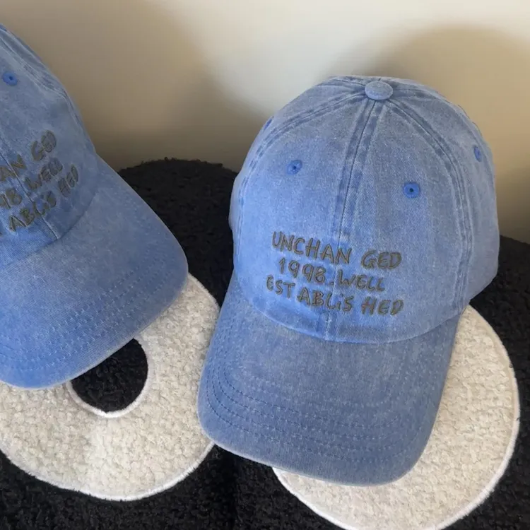 我怀疑买到zui好看的棒球帽！这种低饱和的蓝，好韩好干净~还显白
