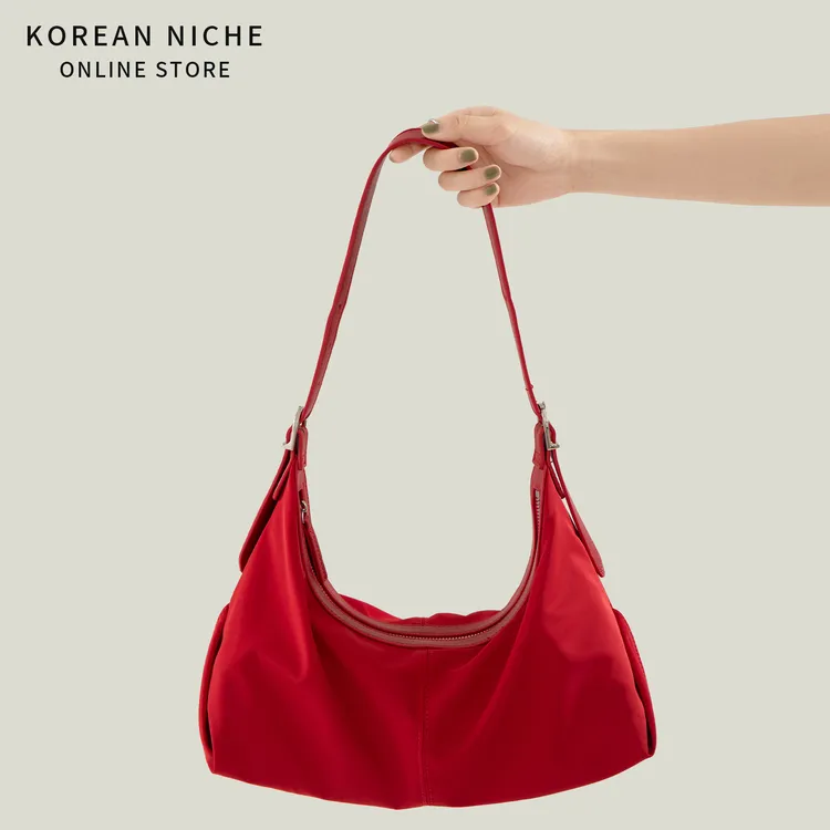 2025日韩小众设计轻便防水单肩腋下包休闲慵懒风大容量红色饺子包