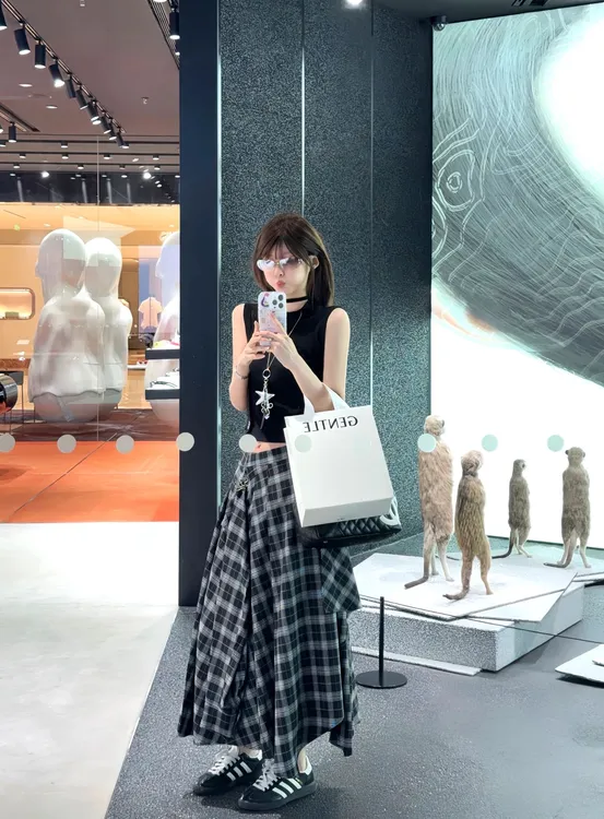 韩系穿搭女2025夏季辣妹黑色无袖背心上衣不规则格子半身裙两件套