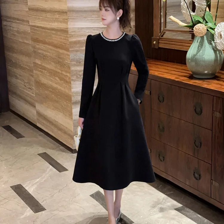2025年珍珠黑色长袖连衣裙子女秋季赫本风小个子a字法式长裙显瘦
