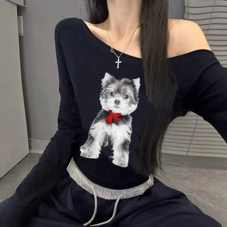 2025秋新款上衣斜露肩卡通狗狗印花长袖T恤女修身显瘦辣妹打底衫