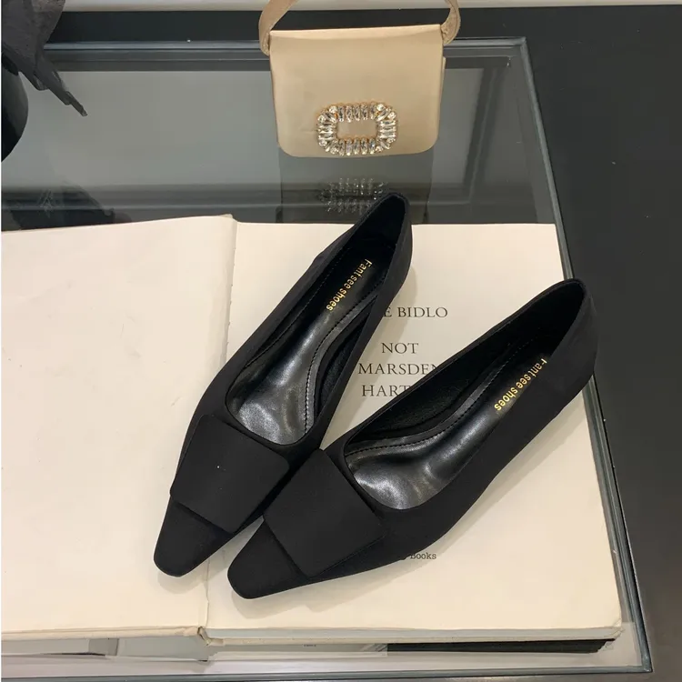 欧美顶版2025早春新款时尚漆皮莱卡小方头舒适平底鞋通勤单鞋女