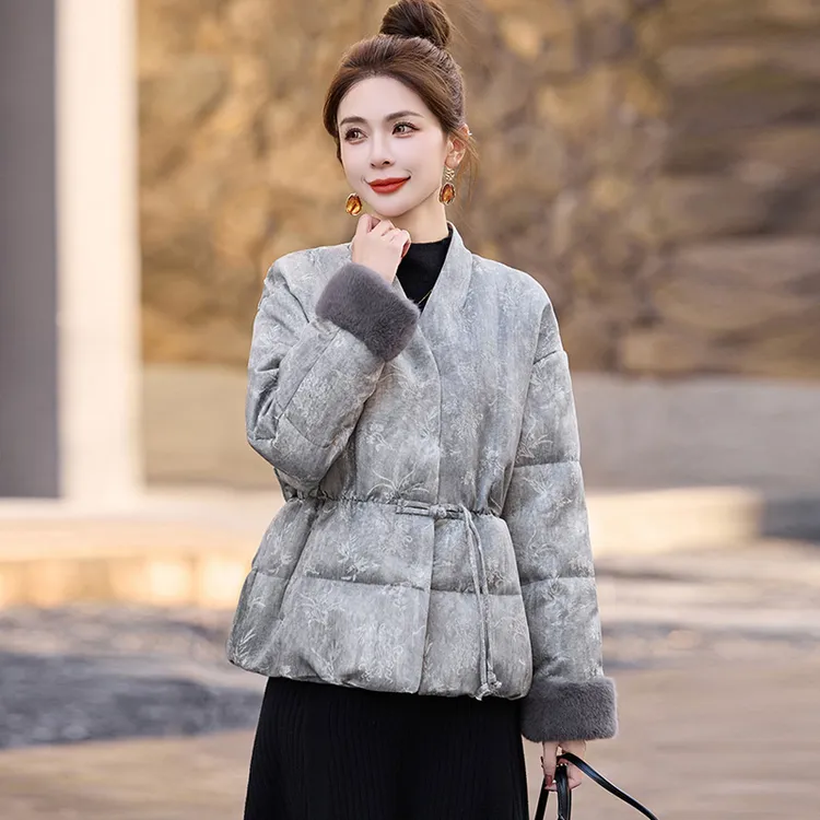 新中式国风羽绒服女短款2025冬季新款复古提花V领白鸭绒加厚外套