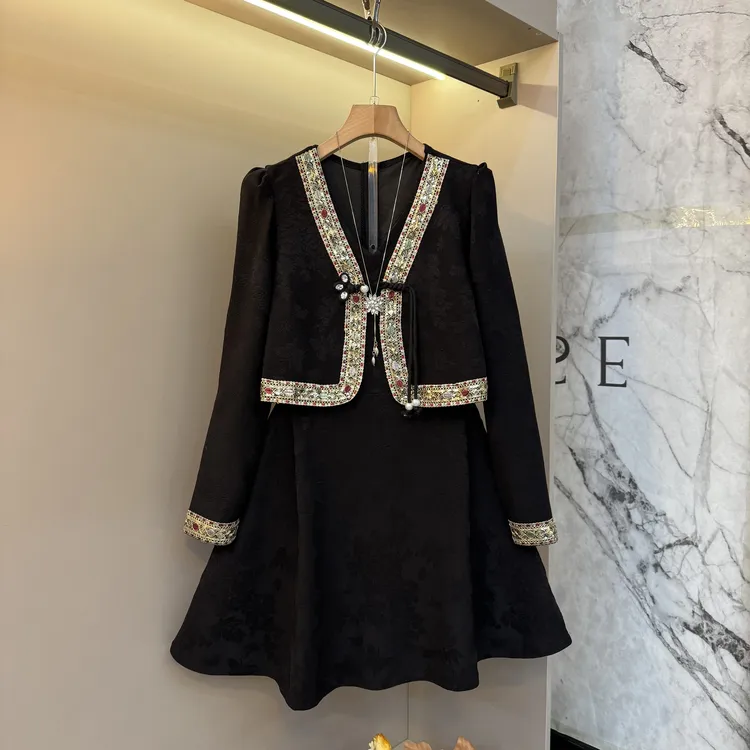 2025新款大码气质欧货复古刺绣假两件v领洋气连衣裙69131