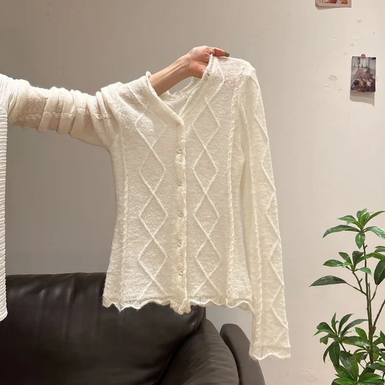 白色V领菱格长袖针织开衫女2025年秋季新款修身显瘦温柔上衣