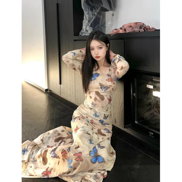 潮流复古辣妹风蝴蝶印花长袖新款修身褶收连衣裙女春秋收腰包气质