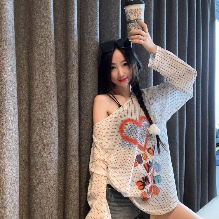 减龄蝴蝶印花冰丝长袖防晒罩衫女夏季薄款宽松慵懒风露肩上衣早秋