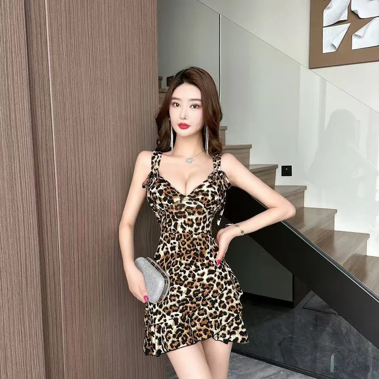 性感低胸V领紧身设计感小众包臀豹纹吊带连衣裙裙子时尚显瘦裙