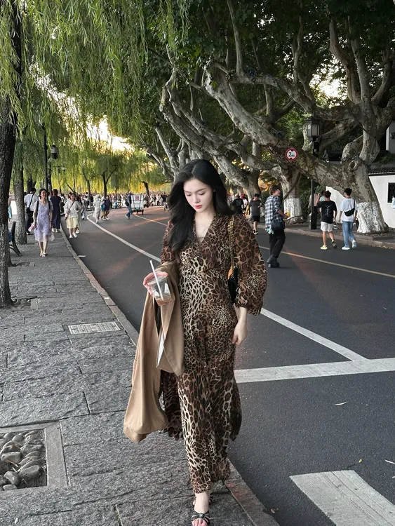 Ec轻熟风豹纹连衣裙  秋季氛围感v领长裙大裙摆开叉性感气质