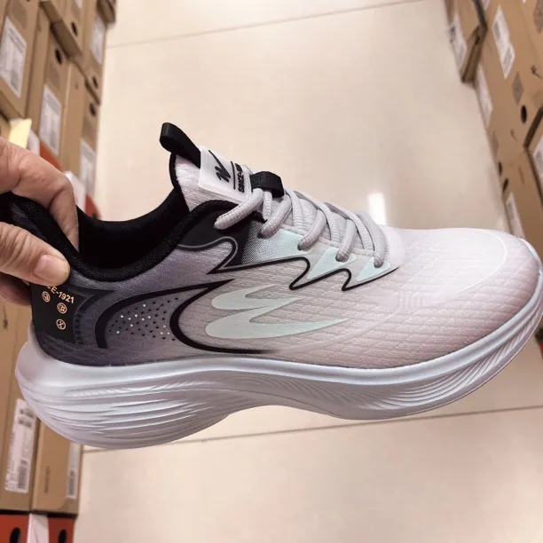 青岛大姐姐春秋轻便舒适健步鞋时尚休闲鞋运动软鞋底防滑