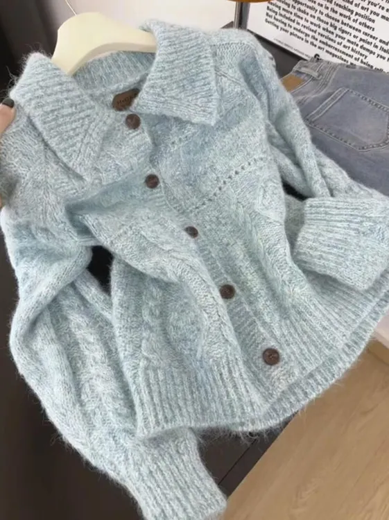 温柔慵懒风翻领麻花毛衣女秋冬季新款软糯宽松浅蓝色针织开衫上衣