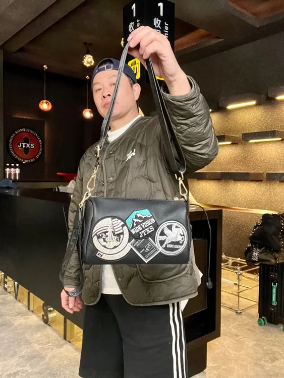 JTXS【原创圆桶】轻奢款徽章斜挎包男女同款徽章迷你包单肩包手拿包