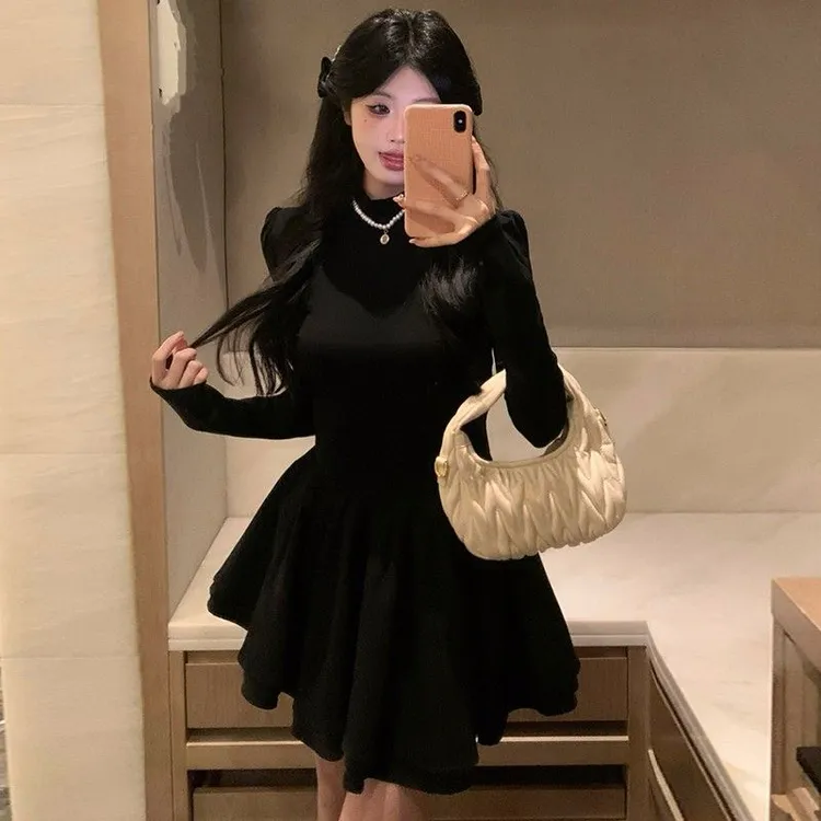 公主蓬蓬裙内搭收腰显瘦连衣裙子女秋冬2025赫本风新款掐腰小黑裙