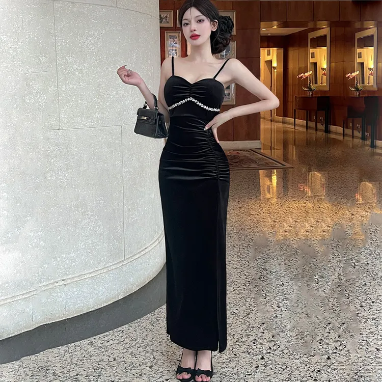 2026新款法式吊带丝绒连衣裙收腰显瘦高开叉年会晚宴气质礼服长裙