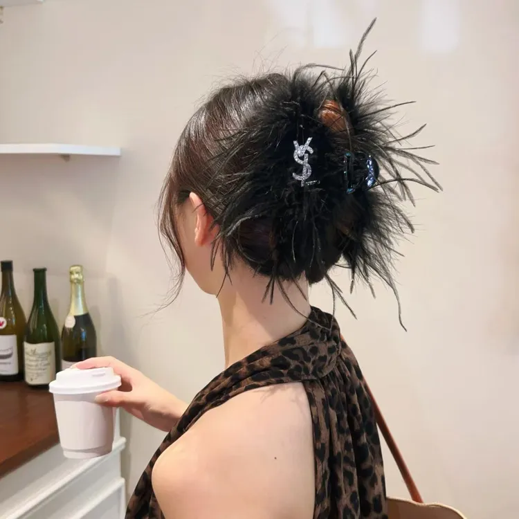 超仙ins小香风蝴轻奢羽毛抓夹女2025新款时尚毛毛发夹盘发鲨鱼夹