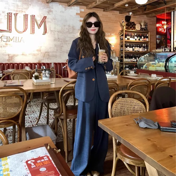 2025大码牛仔蓝小西装套装女胖mm圣马丁画报撞色翻边袖西服两件套