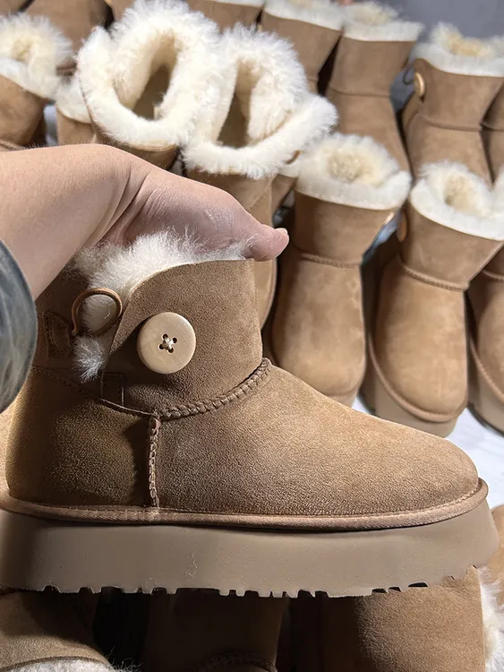 一粒扣厚底桑坡羊皮毛一体雪地靴2025加厚羊皮毛一体一粒扣雪地靴