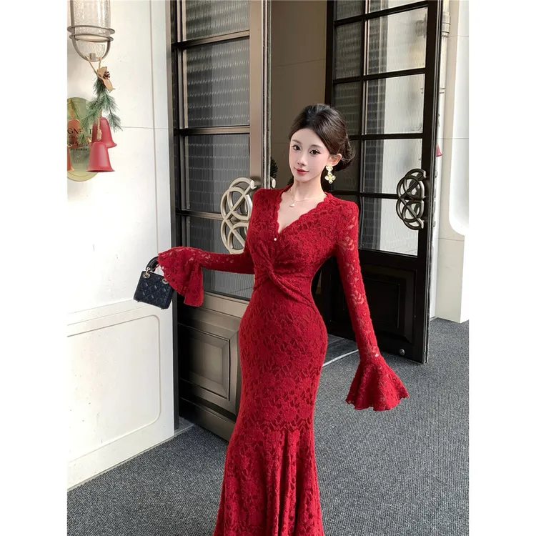 法式复古蕾丝V领修身鱼尾连衣裙女喇叭袖显瘦年会气质长裙