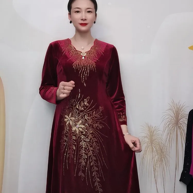 重工满钻钉珠时尚连衣裙（水滴领）