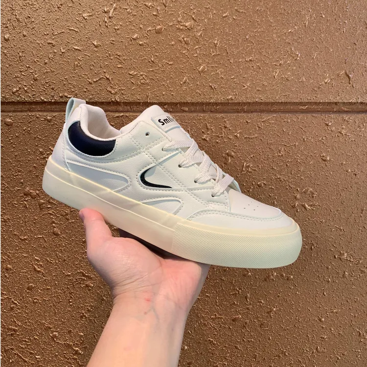 男鞋新款校园风情侣百搭休闲小众低帮板鞋学生运动耐磨港风小白鞋