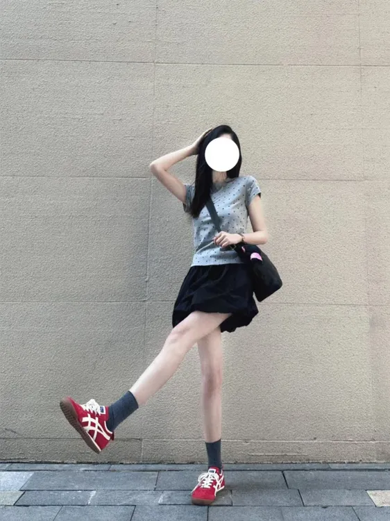 2025早春新款韩系复古波点短袖T恤女设计感正肩修身上衣百搭半裙