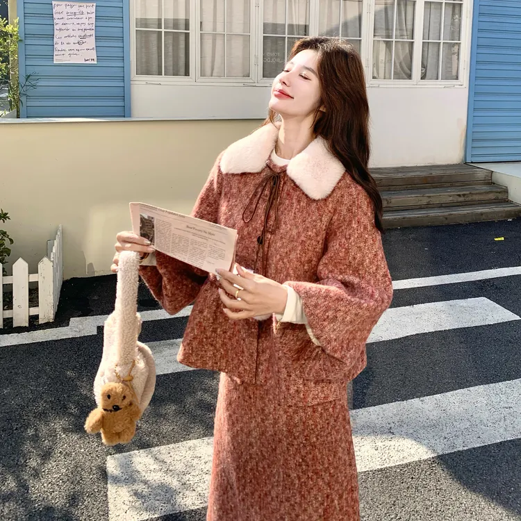 2025秋冬粉色小香羊毛呢子套装真狐狸毛领内里新国标绒红色套装