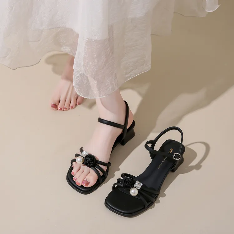一字带凉鞋女夏季水钻花朵2025新款粗跟精致不累脚罗马鞋高跟气质