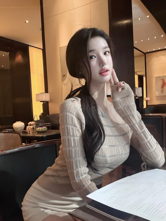 奶茶肤斜肩长袖针织上衣女2025秋法式小众设计感纯欲风露肩打底衫