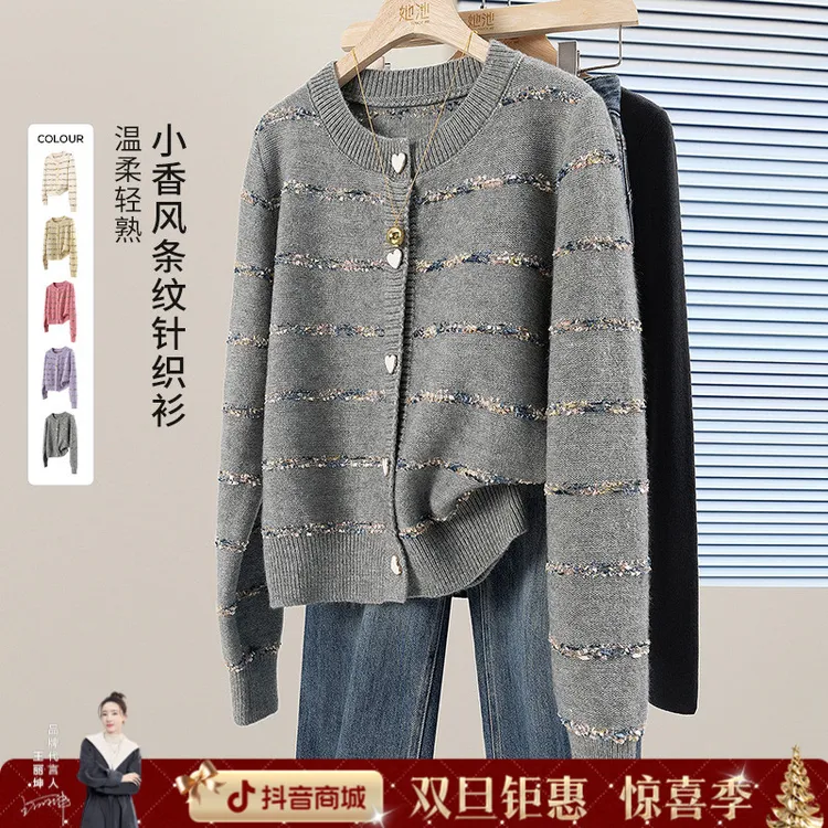 她池2025冬装新款女装时尚宽松款爱心单排扣圆领针织衫T53S0036Z