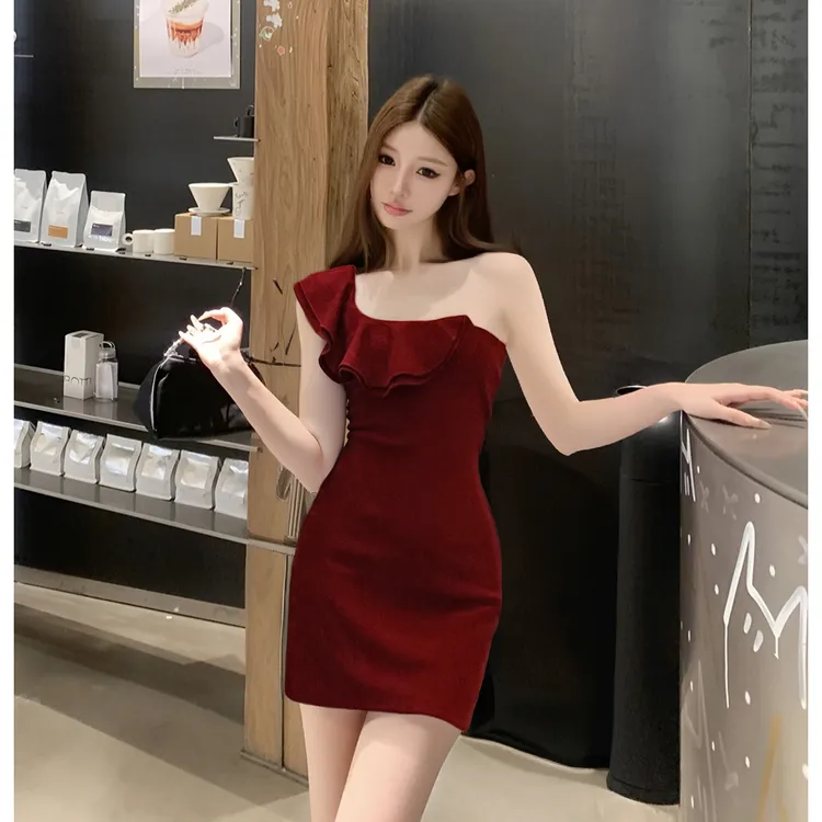 红色荷叶边抹胸连衣裙女2025夏法式纯欲御姐气质别致显白性感短裙