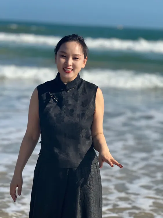 王太太2025新款立领盘扣斜襟提花百搭轻国风复古典雅时尚坎肩马甲