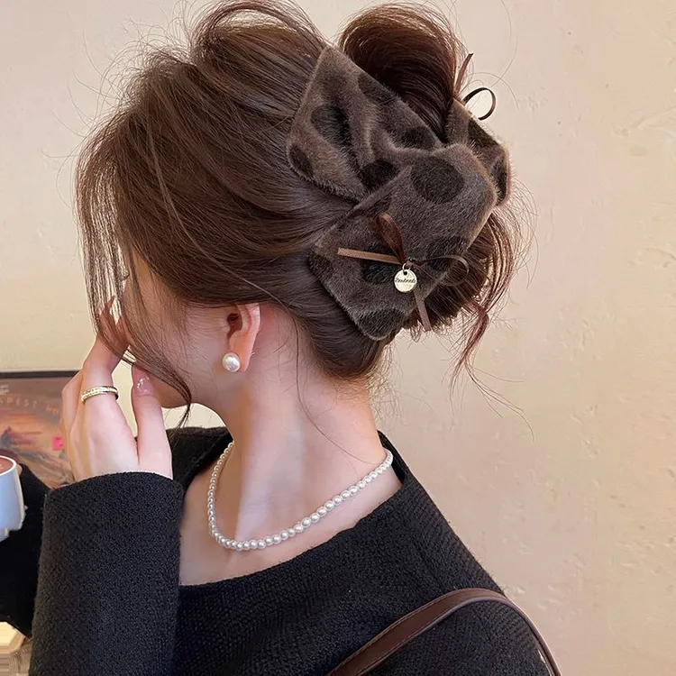 法国LastKiss毛绒三角抓夹女2025新款高级感发夹后脑勺鲨鱼夹无痕