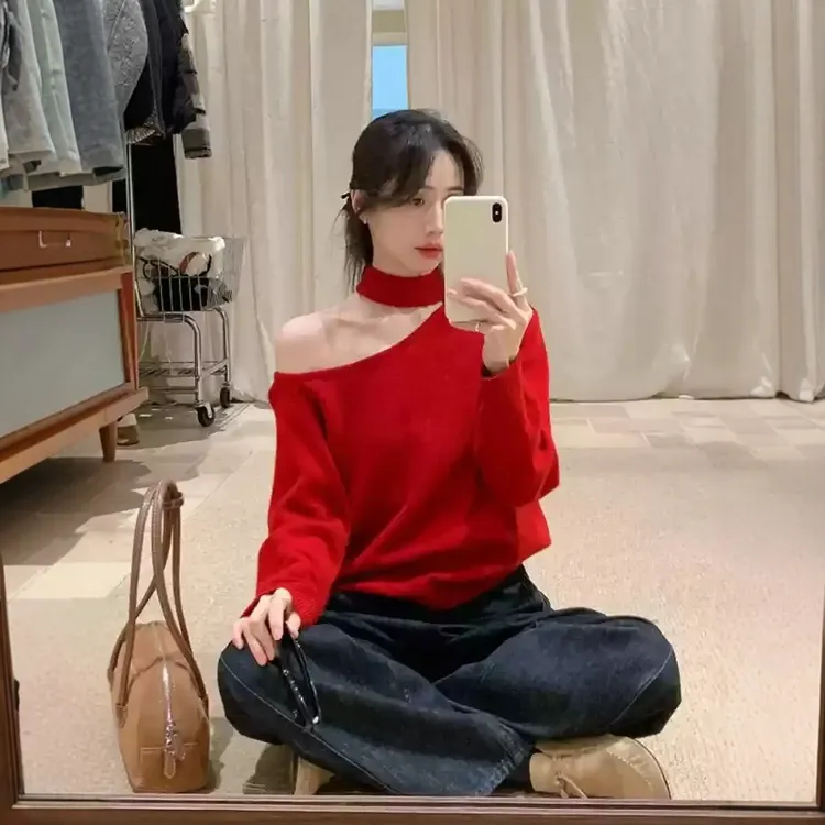 设计感挂脖斜肩红色长袖针织衫女秋冬宽松内搭打底衫毛衣露肩上衣