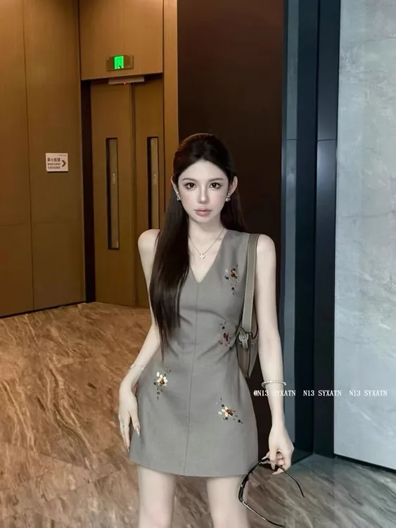 “韩感穿搭”设计感重工手工刺绣亮片连衣裙LWJ25B2Q1258