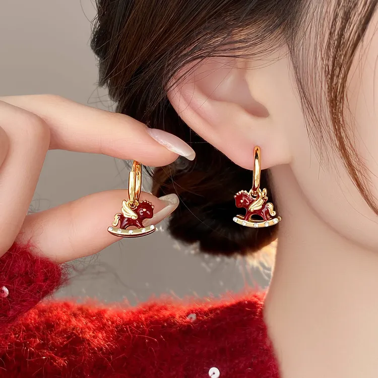 铜合金耳饰 红色生肖小马耳扣新年耳环女款轻奢高级感本命年耳饰