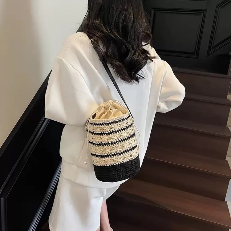 夏季网红编织包单肩斜挎百搭水桶包撞色条纹可调节沙滩度假包